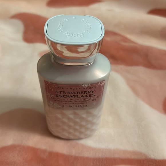 Bath & Body Works Strawberry Snowflakes Body Lotion ❄️🍓 - Picture 5 of 6